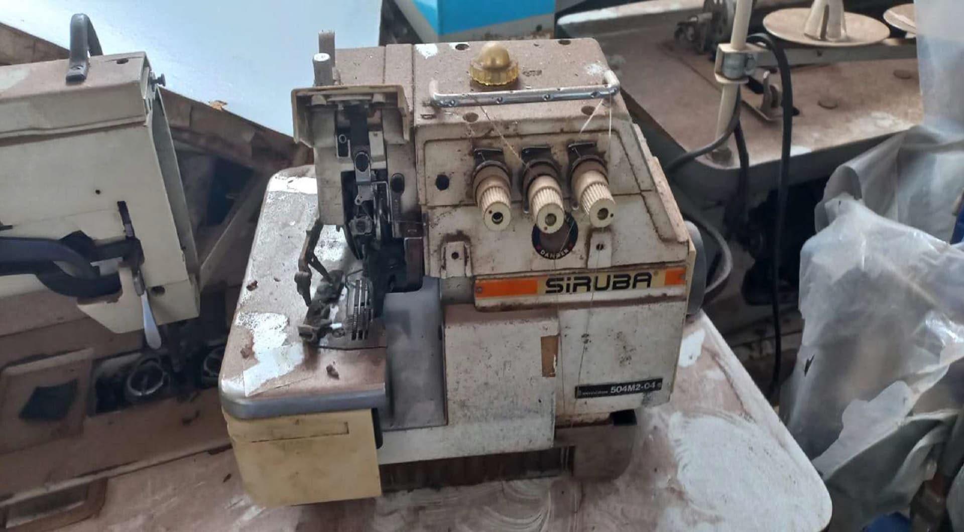 01 máquina industrial de costura overloque, marca SIRUBA - leilão judicial - Não informado BR - lance mínimo R$ 750