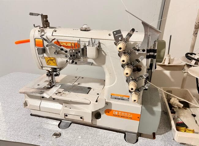 Uma máquina de costura industrial, galoneira, marca Siruba. - leilão judicial - Não informado BR - lance mínimo R$ 2.750